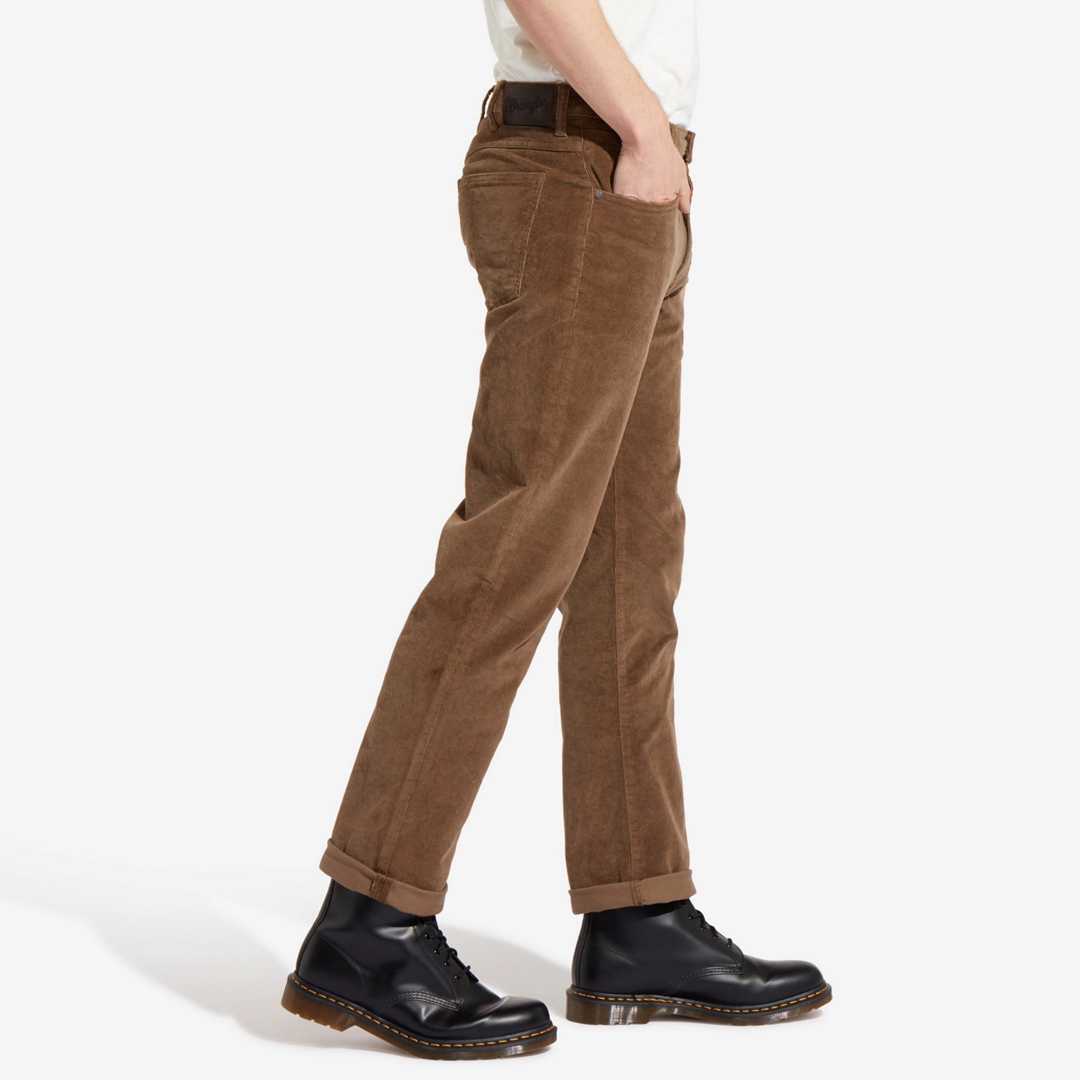 Pantalones vaqueros de pana de hombre Wrangler Arizona W12OEC455 de color  marrón